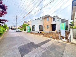 ～十分な広さのある前面道路～
・前面道路は約8ｍございますので、お車でのすれ違いも楽々で余計なストレスがかかりません。
・日々お車での移動が多い方には大切なポイントですね。
