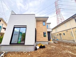 ～明るさを感じる外観～
・外壁は２トーンカラーを採用し、デザイン性に優れた見た目となっております。
・帰宅した際にホッと感じるような飽きのこない外観。ぜひ現地でご確認くださいませ。
（1号棟）