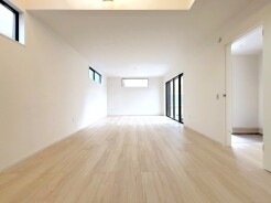 ～ナチュラルな色彩のＬＤＫ～
・自然な風合いの色味で纏められたＬＤＫは家具のコーディネートもしやすくなっております。
・どんなインテリアにするか、考えるだけでも楽しくなりますね。
