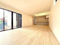 ～穏やかな陽の入るＬＤＫ～
・大きな窓のあるＬＤＫは陽当りも良好で明るい空間となっております。
・ご家族団らんなど過ごす時間の多いＬＤＫが明るいのは嬉しいポイントですね。
