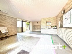 ～管理の行き届いたエントランス～
・お住まいの「顔」でもあるエントランス。管理会社の方でしっかりと管理されております。
・ぜひ現地でご体感くださいませ。
