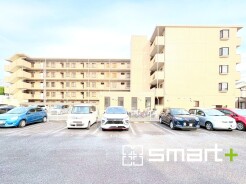～便利な平面駐車場～
・広い敷地を活かした平面式の駐車場。車の出し入れが楽で利便性に優れます。
・空き状況などもお気軽にお問い合わせくださいませ。
