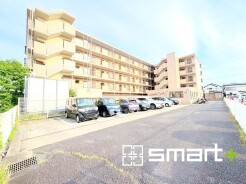 ～閑静な住宅街の立地～
・周辺は閑静な住宅街となっておりますので、静かな暮らしをご実現いただけます。
・前面道路の交通量も多くないので、小さなお子様がいるご家庭でもご安心ですね。
