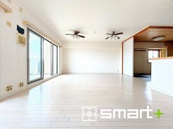 ～広々ＬＤＫはオシャレな空間～
・窓からたっぷりの陽光が差し込む明るいＬＤＫは広々２１.８帖。ご家族が自然と集まる憩いのスペースになりそうですね。
・空気を循環するだけでなく照明も兼ね備えたシーリングファンでオシャレ感アップ。
