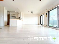 ～窓からはたっぷりの陽光～
・穏やかな陽だまりに包まれる居心地の良いＬＤＫは南東側に大開口の窓があるので明るく開放的な空間になります。
・優しさあふれるナチュラルカラーで、家具やカーテンの色も選びやすいですね。
