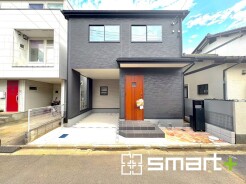 ～シックな色彩の外観を採用～
・外壁に濃い色を採用する事でモダンな印象のシックな外観となっております。
・高級感も出るので毎日家に帰るのが誇らしくなります。ぜひ現地でご確認くださいませ。
