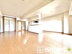 ～余裕の空間が広がるＬＤＫ～
・１９.２帖あるＬＤＫはご家族団らんのお時間を余裕の広さで演出してくれます。
・ご内覧の際は家具の配置などもイメージしながらご覧くださいませ。
