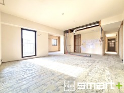 ～穏やかな陽の入るＬＤＫ～
・大きな窓のあるＬＤＫは陽当りも良好で明るい空間となっております。
・ご家族団らんなど過ごす時間の多いＬＤＫが明るいのは嬉しいポイントですね。
