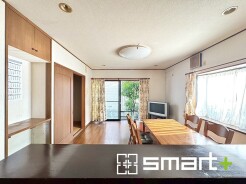 ～窓からはたっぷりの陽光～
・穏やかな陽だまりに包まれる居心地の良いＬＤＫは南側に大開口の窓があるので明るく開放的な空間になります。
・柔らかみのあるナチュラルカラーで、家具やカーテンの色も選びやすいですね。
