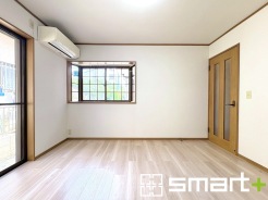 ～窓からはたっぷりの陽光～
・窓からたっぷりの陽光が差し込む明るいリビングは、ご家族みんなでゆったりくつろげますね。
・柔らかみのあるナチュラルカラーで、家具やカーテンの色も選びやすいです。
