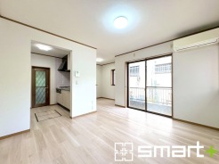 ～穏やかな陽の入るＬＤＫ～
・大きな窓のあるＬＤＫは陽当りも良好で明るい空間となっております。
・ご家族団らんなど過ごす時間の多いＬＤＫが明るいのは嬉しいポイントですね。
