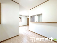 ～家族団らん明るい食卓～
・窓からたっぷりの陽光が差し込む明るいダイニング。ご家族みんなで食卓を囲む素敵なひと時を。
・出来立てのお料理を運ぶのにも、食器の後片付けもラクラクなカウンターキッチン。
