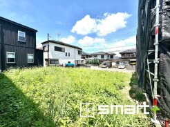 ～閑静な住宅街の立地～
・周辺は閑静な住宅街となっておりますので、静かな暮らしをご実現いただけます。
・前面道路の交通量も多くないので、小さなお子様がいるご家庭でもご安心ですね。
