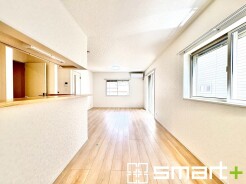 ～開放的なリビングイン階段～
・ご家族のお出掛けや帰宅がわかるリビングイン階段。自然とコミュニケーションが増えますね。
・家事をしながらリビング全体が見渡せるカウンターキッチンも魅力です。
(１号棟)