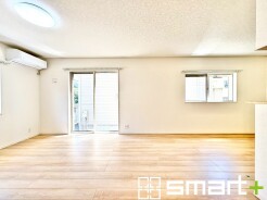 ～窓からはたっぷりの陽光～
・穏やかな陽だまりに包まれる居心地の良いＬＤＫは南側に大開口の窓があるので明るく開放的な空間になります。
・柔らかみのあるナチュラルカラーで、家具やカーテンの色も選びやすいですね。
(１号棟)