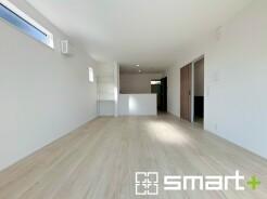 ～余裕の空間が広がるＬＤＫ～
・17帖あるＬＤＫはご家族団らんのお時間を余裕の広さで演出してくれます。
・ご内覧の際は家具の配置などもイメージしながらご覧くださいませ。
