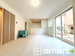 ～穏やかな陽の入るＬＤＫ～
・ご家族でゆったり寛げる広々リビングは、大きな窓からたっぷりの陽光が差し込む明るい空間。
・料理と洗濯、片付けなど並行して家事を進める時に便利な回遊動線。