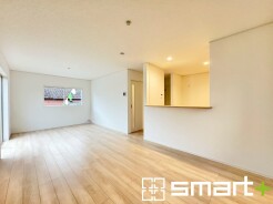 ～穏やかな陽の入るＬＤＫ～
・大きな窓のあるＬＤＫは陽当りも良好で明るい空間となっております。
・ご家族団らんなど過ごす時間の多いＬＤＫが明るいのは嬉しいポイントですね。
(１号棟)