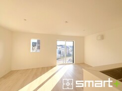 ～穏やかな陽の入るＬＤＫ～
・大きな窓のあるＬＤＫは陽当りも良好で明るい空間となっております。
・ご家族団らんなど過ごす時間の多いＬＤＫが明るいのは嬉しいポイントですね。
