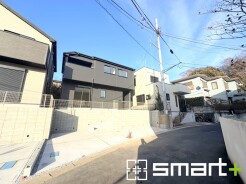 ～シックな色彩の外観を採用～
・外壁に濃い色を採用する事でモダンな印象のシックな外観となっております。
・高級感も出るので毎日家に帰るのが誇らしくなります。ぜひ現地でご確認くださいませ。

