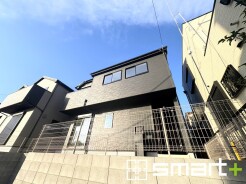 ～シックな色彩の外観を採用～
・外壁に濃い色を採用する事でモダンな印象のシックな外観となっております。
・高級感も出るので毎日家に帰るのが誇らしくなります。ぜひ現地でご確認くださいませ。
