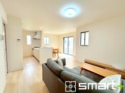 ～日当り良好のＬＤＫ～
・たくさんの窓からたっぷりの陽光が差し込む明るいリビングで寛ぎのひと時を。
・柔らかみのあるナチュラルカラーで、家具やカーテンの色も選びやすいです。
(Ａ号棟)