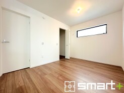 ～便利なファミリークローク付き～
・リビングには家族の衣類や小物を一ヵ所にまとめて収納できる便利なファミリークローゼット付き。
・季節ものや小物類なども整理整頓しやすく生活空間が広がりますね。