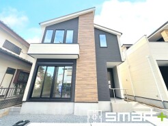 ～モダンな印象の外観～
・木目調の外壁アクセントは幅広いテイストにマッチし、住まいに温かみを与えてくれる人気のデザイン。
・見た目に重厚感が生まれ、高級感のある仕様となっております。