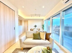 ～余裕の空間が広がるＬＤＫ～
・１５.７帖あるＬＤＫはご家族団らんのお時間を余裕の広さで演出してくれます。
・ご内覧の際は家具の配置などもイメージしながらご覧くださいませ。
