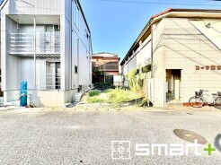 ～閑静な住宅街の立地～
・周辺は閑静な住宅街となっておりますので、静かな暮らしをご実現いただけます。
・前面道路の交通量も多くないので、小さなお子様がいるご家庭でもご安心ですね。
