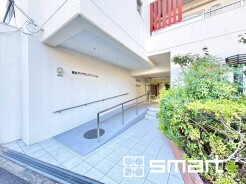 ～管理の行き届いたエントランス～
・お住まいの「顔」でもあるエントランス。管理会社の方でしっかりと管理されております。
・ぜひ現地でご体感くださいませ。
