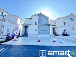 ～スタイリッシュな外観～
・重厚感のあるグレーと清潔感のあるホワイトの組み合わせで、洗練されたクールな雰囲気に。
・２色のコントラストがオシャレでスタイリッシュな外観に見せてくれますね。