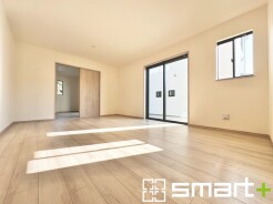 ～家族団らんにピッタリの広々リビング～
・自然の光が降り注ぐ明るいＬＤＫは家族団欒にピッタリ。
・隣接の洋室を続き間として利用すれば２１帖超の広々空間になります。