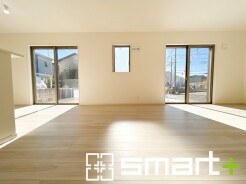 ～日当り良好のＬＤＫ～
・たくさんの窓からたっぷりの陽光が差し込む明るいリビングで寛ぎのひと時を。
・柔らかみのあるナチュラルカラーで、家具やカーテンの色も選びやすいです。