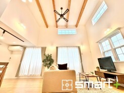 ～吹抜けのあるＬＤＫ～
・ＬＤＫに吹抜けを配する事で縦への空間が生まれ、開放感のある広々とした仕様に。
・ご来客の際なども自慢できるような高級仕様のＬＤＫとなっております。
(Ａ号棟)