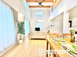 ～日当り良好のＬＤＫ～
・たくさんの窓からたっぷりの陽光が差し込む明るいリビングで寛ぎのひと時を。
・柔らかみのあるナチュラルカラーで、家具やカーテンの色も選びやすいです。