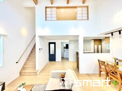 ～開放的なリビングイン階段～
・ご家族のお出掛けや帰宅がわかるリビングイン階段。自然とコミュニケーションが増えますね。
・家事をしながらリビング全体が見渡せるカウンターキッチンも魅力。