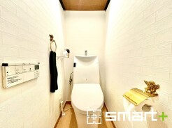 ～やはり便利なタンク式トイレ～
・最近はタンクレストイレもございますが、タンク式の場合は停電時もお水を流すことが可能。
・故障時なども比較的費用が安くなるなど、メリットが多くなります。
