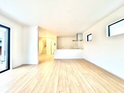 ～穏やかな陽の入るＬＤＫ～
・大きな窓のあるＬＤＫは陽当りも良好で明るい空間となっております。
・ご家族団らんなど過ごす時間の多いＬＤＫが明るいのは嬉しいポイントですね。
