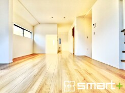 ～穏やかな陽の入るＬＤＫ～
・大きな窓のあるＬＤＫは陽当りも良好で明るい空間となっております。
・ご家族団らんなど過ごす時間の多いＬＤＫが明るいのは嬉しいポイントですね。
