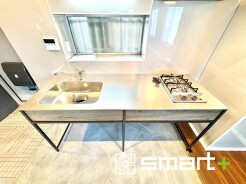 ～使い勝手の良いシステムキッチン～
・料理がしやすい設計のキッチンでお料理もはかどりますね。
・もちろんキッチン下部は収納になっておりますので、フライパンなども収納可能です。

