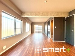 ～余裕の空間が広がるＬＤＫ～
・20.5帖あるＬＤＫはご家族団らんのお時間を余裕の広さで演出してくれます。
・ご内覧の際は家具の配置などもイメージしながらご覧くださいませ。
