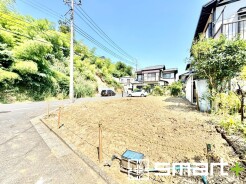 ～閑静な住宅街の立地～
・周辺は閑静な住宅街となっておりますので、静かな暮らしをご実現いただけます。
・前面道路の交通量も多くないので、小さなお子様がいるご家庭でもご安心ですね。
