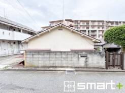 ～閑静な住宅街の立地～
・周辺は閑静な住宅街となっておりますので、静かな暮らしをご実現いただけます。
・前面道路の交通量も多くないので、小さなお子様がいるご家庭でもご安心ですね。
