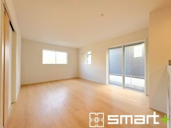 ～日当り良好のＬＤＫ～
・たくさんの窓からたっぷりの陽光が差し込む明るいリビングで寛ぎのひと時を。
・柔らかみのあるナチュラルカラーで、家具やカーテンの色も選びやすいです。
