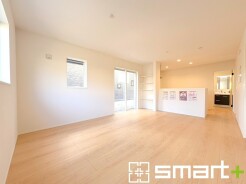 ～穏やかな陽の入るＬＤＫ～
・大きな窓のあるＬＤＫは陽当りも良好で明るい空間となっております。
・ご家族団らんなど過ごす時間の多いＬＤＫが明るいのは嬉しいポイントですね。
