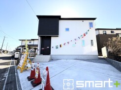 ～スタイリッシュな外観～
・外壁はシックな色彩でデザイン性に優れた見た目となっております。
・ホワイトに重厚感のある濃い目のカラーの指し色を入れることによって、スタイリッシュでオシャレな外観に。
