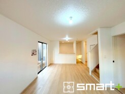 ～穏やかな陽の入るＬＤＫ～
・大きな窓のあるＬＤＫは陽当りも良好で明るい空間となっております。
・ご家族団らんなど過ごす時間の多いＬＤＫが明るいのは嬉しいポイントですね。
