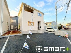 ～シンプルかつオシャレな白い外観～
・外壁をホワイトカラーにする事でクラシカルな印象の外観になりますね。
・高級感も出るので毎日家に帰るのが誇らしくなります。ぜひ現地でご確認くださいませ。