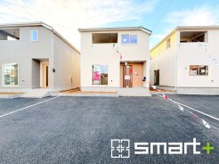 ～白いオシャレな外観～
・シンプルで飽きの来ないホワイトカラーの外観は清潔感ある印象のお住まいになりますね。
・夜でも目立ちやすく、夏場は熱の吸収を防いでくれます。
